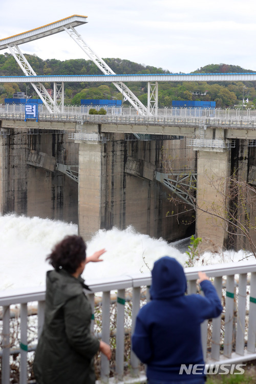 【하남=뉴시스】배훈식 기자 = 강원 지역의 많은 비로 북한강 수위가 오른 24일 오후 경기 하남시 팔당댐에서 수문 5개를 3m 높이로 열고 초당 1365t의 물을 방류하고 있다. 2018.04.24.&nbsp; dahora83@newsis.com