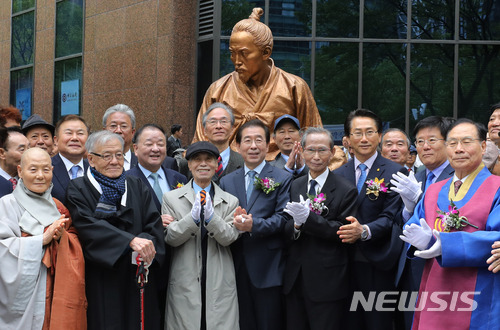 【서울=뉴시스】임태훈 기자 = 24일 오전 서울 종로구 전옥서 터에서 열린 '녹두장군' 전봉준 동상 제막식에서 박원순 서울시장, 이이화 전봉준장군동상건립위원회 위원장 등 참석자들이 제막을 한 뒤 기념촬영하고 있다. 2018.04.24. taehoonlim@newsis.com