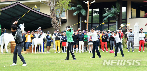 【용인=뉴시스】이정선 기자 = 24일 오후 경기 용인 골드CC에서 뉴시스 경기남부본부와 수원시 공동주최로 열린 ‘제10회 2018 수원컵 전국 시니어 및 주니어 골프대회’ 개회식에서 왕정식 뉴시스 경기남부본부장과 송영완 수원시 문화체육교육국장, 최용문 수원시 골프협회장, 성영남 사단법인 한국시니어골프 협회장이 시타를 하고 있다. 2018.04.24. ppljs@newsis.com