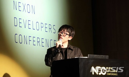 【성남=뉴시스】고범준 기자 = 24일 오후 경기도 성남시 경기창조경제혁신센터 국제회의장에서 열린 넥슨 게임개발자 콘퍼런스에서 강대현 넥슨 인텔리전스랩스장(부사장)이 넥슨이 바라보는 데이터와 AI에 대해 기조강연을 하고 있다. 2018.04.24. bjko@newsis.com