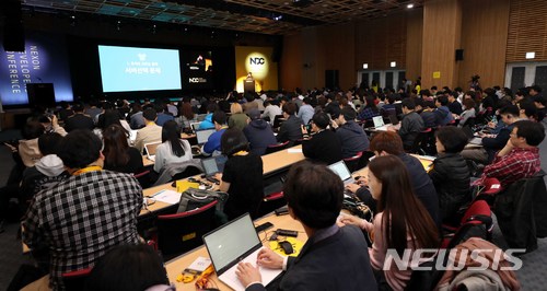 【성남=뉴시스】고범준 기자 = 24일 오후 경기도 성남시 경기창조경제혁신센터 국제회의장에서 열린 넥슨 게임개발자 콘퍼런스에서 강대현 넥슨 인텔리전스랩스장(부사장)이 넥슨이 바라보는 데이터와 AI에 대해 기조강연을 하고 있다. 2018.04.24. bjko@newsis.com