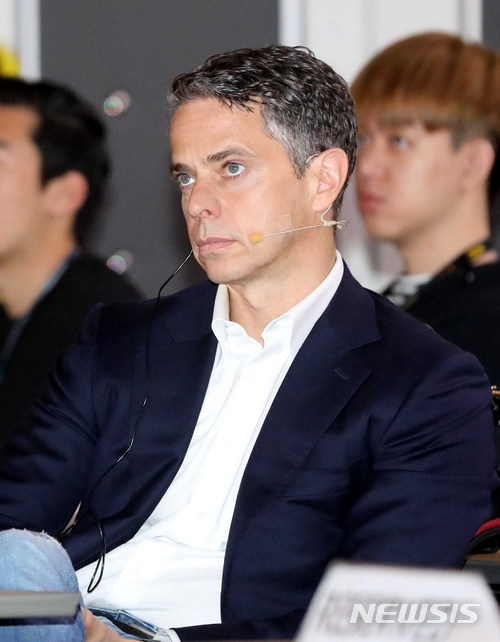 【성남=뉴시스】고범준 기자 = 24일 오후 경기도 성남시 경기창조경제혁신센터 국제회의장에서 열린 넥슨 게임개발자 콘퍼런스에서 오웬 마호니 넥슨 대표이사가 강대현 넥슨 인텔리전스랩스장(부사장)의 기조강연을 경청하고 있다. 2018.04.24. bjko@newsis.com