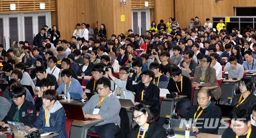 【성남=뉴시스】고범준 기자 = 24일 오후 경기도 성남시 경기창조경제혁신센터 국제회의장에서 열린 넥슨 게임개발자 콘퍼런스에서 참석자들이 강대현 넥슨 인텔리전스랩스장(부사장)의 기조강연을 경청하고 있다. 2018.04.24. bjko@newsis.com