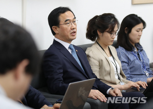 【서울=뉴시스】김진아 기자 = 조명균 통일부 장관이 24일 오전 서울 종로구 정부서울청사에서 오는 27일 열리는 '2018 남북정상회담' 관련 간담회를 하고 있다. 2018.04.24. bluesoda@newsis.com