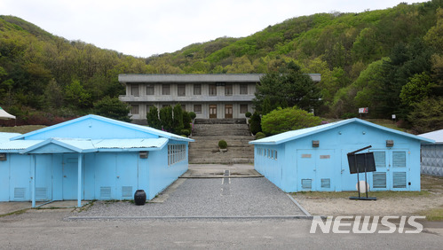 【남양주=뉴시스】배훈식 기자 = 2018 남북 정상회담을 사흘 앞둔 24일 오후 경기 남양주시 남양주종합촬영소 내 판문점 세트 모습. 문재인 대통령과 김정은 북한 노동당위원장은 오는 27일 경기 파주시 판문점 군사분계선 구역에서 처음 만나 악수를 나눌 것으로 알려졌다. 남북 정상이 만나게 될 판문점을 재현한 이 곳은 연 37만명(2017년 기준)의 관람객이 방문했으나 지난 2016년 부영 그룹에 매각됨에 따라 오는 6월부터 일반 관람이 중단될 예정이다. 2018.04.24. dahora83@newsis.com