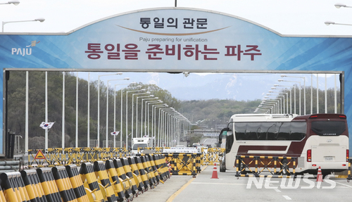 【파주=뉴시스】최진석 기자 = 남·북 정상회담을 사흘 앞둔 24일 경기 파주 통일대교로 판문점 리허설팀을 태운 것으로 추정되는 차량들이 줄지어 들어가고 있다. 2018.04.24. myjs@newsis.com