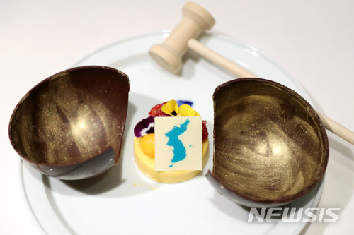 【서울=뉴시스】 남북정상회담 만찬 테이블에 오를 디저트. 망치로 검은 구를 깨면 한반도 깃발이 꽂힌 망고무스가 나타난다. 2018.04.24. (사진=청와대 제공) photo@newsis.com