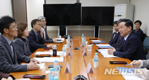 【서울=뉴시스】김진아 기자 = 김상곤 부총리 겸 교육부 장관이 24일 오후 서울 종로구 정부서울청사에서 교사노동조합연맹 김은형 위원장을 비롯한 참석자들과 면담을 하고 있다. 이날 전국 6개 교원노조의 연합체인 교사노동조합연맹은 올해 고등학교 2학년이 치를 2020학년도 대입에서 '정시모집 확대 반대' 입장을 전할 계획이다. 2018.04.24. bluesoda@newsis.com(뉴시스 DB)