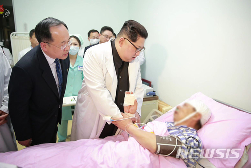 【서울=뉴시스】 북한 조선중앙TV는 김정은 노동당 위원장이 지난 23일 중국 관광객들의 교통사고와 관련해 북한 주재 중국대사관과 부상자들이 입원한 병원을 방문했다고 24일 보도했다.중국 외교부는 홈페이지를 통해 '22일 북한 황해북도에서 대형 교통사고가 발생, 중국인 관광객 32명과 북측 인원 4명이 숨졌고 2명의 중국인 관광객이 중상을 입었다'고 밝혔다. 2018.04.24. (출처=조선중앙TV 캡쳐)&nbsp;&nbsp; photo@newsis.com