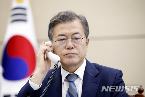 【서울=뉴시스】 문재인 대통령은 25일 공식 일정 없이 이틀 앞으로 다가온 남북정상회담 준비에 집중한다. 사진은 문 대통령이 지난 24일 오후 아베 신조 일본 총리와 전화통화를 하는 모습이다. 2018.04.24. (사진=청와대 제공) photo@newsis.com