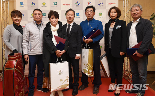 【용인=뉴시스】이정선 기자 = 24일 오후 경기 용인 골드CC에서 뉴시스 경기남부와 수원시 주최로 열린 ‘제10회 2018 수원컵 전국 시니어 및 주니어 골프대회’ 시상식에서 대회장인 왕정식 뉴시스 경기남부본부장이 수상자들에게 상패와 상품을 전달 한 뒤 기념촬영을 하고 있다. 2018.04.24. ppljs@newsis.com