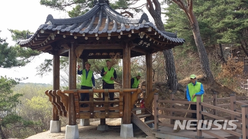 【영동=뉴시스】이성기 기자 = 충북 영동군과 영동군노인복지관(관장 이광진)이 추진 중인 ‘문화재지킴이’ 사업에 참여한 노인들이 지난 24일 양산면 강선대를 청소하고 있다.2018.04.25(사진=영동군 제공) sklee@newsis.com  