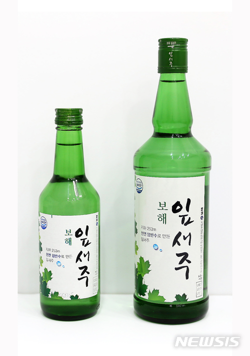 【광주=뉴시스】구길용 기자 = 보해양조는 25일 기존 잎새주(360㎖)보다 용량이 큰 700㎖ 한정판을 선보인 결과 일주일 만에 완판됐다고 밝혔다. 2018.04.25. (사진=보해양조 제공) kykoo1@newsis.com 