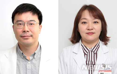 【대구=뉴시스】 김덕용 기자 = 박철현 영남대병원 정형외과 교수(사진 왼쪽)와 곽소영 재활의학과 교수가 한국연구재단이 주관한 '2018년 상반기 생애 첫 연구사업'에 선정됐다. 2018. 04. 25. (사진=영남대병원 제공) photo@newsis.com