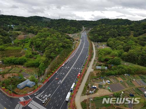 【광주=뉴시스】구길용 기자 = 광주시는 25일 북부순환도로 개설공사 2공구가 6년여 만에 완공돼 오는 5월2일 개통한다고 밝혔다. 2018.04.28. (사진=광주시 제공) kykoo1@newsis.com 