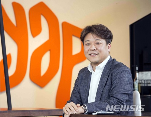 【서울=뉴시스】김종민 기자 = 최인찬 얍컴퍼니 인사이드 부문 대표는 SPC그룹 근무 시절 해피포인트 사업화에 성공하며 비즈니스에 대한 이해를 넓혔다.&nbsp; 이는 또 자신의 사업에 대한 욕심이 생기게 된 계기가 됐다. jmkim@newsis.com