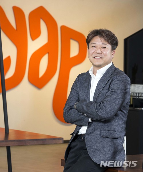 【서울=뉴시스】김종민 기자 = 최인찬 얍컴퍼니 인사이드 부문 대표는 "스타트업은 경쟁의 굴레에 빠지면 안된다"고 강조했다. 업종의 장벽이 없어지는 상황에서 새로운 가치 창출에 대한 목표만이 영속적인 기업의 원동력일 것이란 이유에서다. jmkim@newsis.com