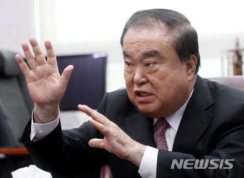 【서울=뉴시스】박영태 기자 = 문희상 더불어민주당 의원이 24일 서울 영등포구 여의도 국회 의원회관 사무실에서 뉴시스와 인터뷰를 하고 있다. 2018.04.25.since1999@newsis.com