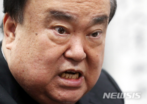 【서울=뉴시스】박영태 기자 = 문희상 더불어민주당 의원이 24일 서울 영등포구 여의도 국회 의원회관 사무실에서 뉴시스와 인터뷰를 하고 있다. 2018.04.25.since1999@newsis.com