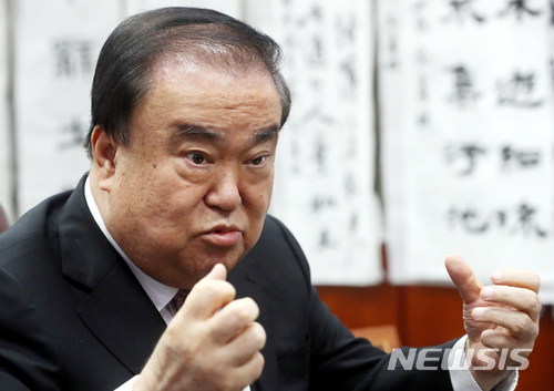 【서울=뉴시스】박영태 기자 = 문희상 더불어민주당 의원이 24일 서울 영등포구 여의도 국회 의원회관 사무실에서 뉴시스와 인터뷰를 하고 있다. 2018.04.25. since1999@newsis.com