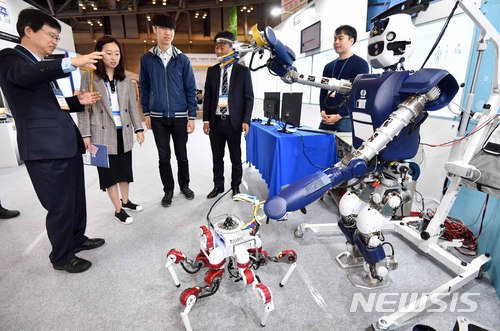 【부산=뉴시스】 하경민 기자 = 25일 부산 벡스코에서 열린 '2018 부산국제원자력산업전'을 찾은 관람객들이 한국수력원자력 부스에서 원전 중대사고 발생시 투입되는 원격제어 로봇을 살펴보고 있다. 한국원자력산업회의가 주최하고 벡스코가 주관하는 이번 전시회에는 10개국 110개 업체가 참가해 원자력발전사업체, 원전건설, 원자력기자재, 원전정비 및 원전안전, 전기전자통신, 원전연구, 교육기관, 원전해체기술 등 원전산업 전 분야에 대한 최신 기술을 선보인다. 2018.04.25. yulnetphoto@newsis.com