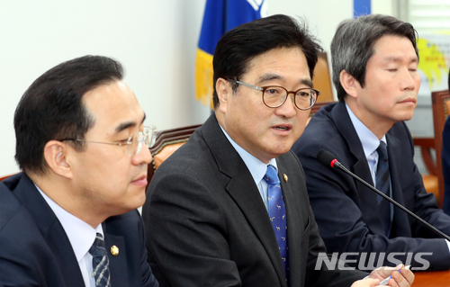 【서울=뉴시스】이종철 기자 = 더불어민주당 우원식 원내대표가 25일 서울 여의도 국회에서 열린 개헌 관련 기자간담회에서 입장을 밝히고 있다. 2018.04.25. jc4321@newsis.com