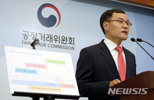 【세종=뉴시스】강종민 기자 = 성경제 공정거래위원회 제조하도급개선과장이 25일 오전 정부세종청사에서 인하된 단가를 소급 적용해 하도급대금을 깍은 LG전자(주)에 시정명령과 과징금 33억 2400만원을 부과한다고 밝히고 있다. 2018.04.25.&nbsp; ppkjm@newsis.com