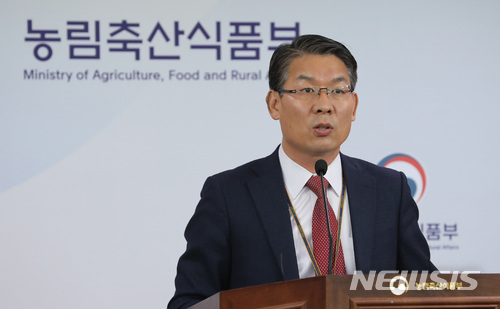 【세종=뉴시스】강종민 기자 = 김인중 농림축산식품부 식량정책관이 17일 오전 정부세종청사에서 브리핑을 하고 있다. 뉴시스 사진자료.