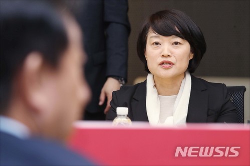【성남=뉴시스】박영태 기자 = 한성숙 네이버 대표가 25일 오전 경기도 성남시 분당구 네이버 본사에서 자유한국당 김성태 원내대표 등 의원단과 면담을 갖고 있다. 2018.04.25. photo@newsis.com