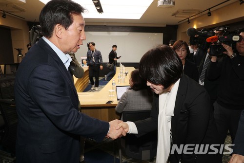 【성남=뉴시스】박영태 기자 = 25일 경기도 성남시 네이버 본사에서 드루킹 댓글조작 사건과 관련해 자유한국당 김성태 원내대표 등 의원들의 항의방문을 한 가운데 면담을 마친 김성태 원내대표와 네이버 한성숙 대표이사가 어색하게 인사를 나누고 있다. 2018.04.25.&nbsp; photo@newsis.com 