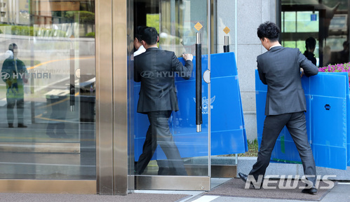 【서울=뉴시스】이영환 기자 = 강남 재건축 수주비리와 관련해 경찰이 현대건설 본사를 압수수색 중인 25일 오후 서울 종로구 현대건설 본사로 수사관들이 압수물품을 담을 박스를 들고 들어가고 있다.서울지방경찰청 지능범죄수사대는 오늘 오전 9시부터 수사관들을 투입해 서울 종로구 현대건설 본사를 압수수색하고 있다고 밝혔다. 2018.04.25. 20hwan@newsis.com