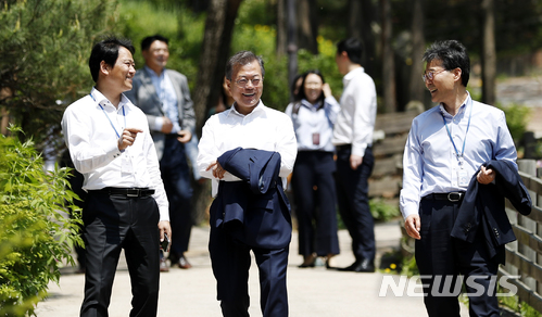 【서울=뉴시스】전신 기자 = 문재인 대통령이 25일 청와대 여민2관 직원 식당에서 식사를 마친 후 임종석 비서실장과 장하성 정책실장이 산책을 하고 있다. 2018.04.25. (사진=청와대 제공)&nbsp; photo@newsis.com