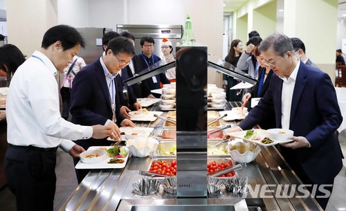 【서울=뉴시스】 문재인 대통령은 10일 청와대 구내식당에 깜짝 나타나 직원들과 '취임 1주년 점심'을 함께 했다. ﻿﻿사진은 문 대통령이 지난달 25일 청와대 여민관 식당에서 식판에 음식을 담는 모습이다. 문 대통령은 참모진과 구내식당을 종종 찾는다. (사진=청와대 제공). 2018.05.10. photo@newsis.com