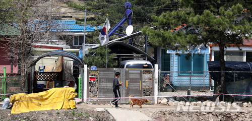 【연천=뉴시스】 추상철 기자 = 남북정상회담을 이틀 앞둔 25일 남북 접경지역인 경기 연천군 신탄리역 인근 마을 주택에 태극기가 내걸려 있다 서울에서 철도중단점인 백마고지역을 오가는 평화열차 DMZ 트레인이 접경지역을 달린다. 11년만의 열리는 남북정상회담에서의 종전·평화 협정으로 남북관계 개선, 더 나아가 통일을 소망해 본다.. 2018.04.25. scchoo@newsis.com
