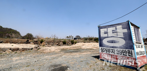 【철원=뉴시스】 추상철 기자 = 남북정상회담을 이틀 앞둔 25일 남북 접경지역인 강원 철원군 한 마을에는 토지 매매 광고판이 내걸려 있다 지난 65년간 접경지역 인근주민들은 항상 전쟁에 대한 불안에 떨어야만 했다. 일상이 되어버린 접경지역의 불안한 생활들, 이번 남북정상회담으로 안전한 삶을 찾길 바라고 있다. 11년만의 열리는 남북정상회담에서의 종전·평화 협정으로 남북관계 개선, 더 나아가 통일을 소망해 본다. 2018.04.25. scchoo@newsis.com
