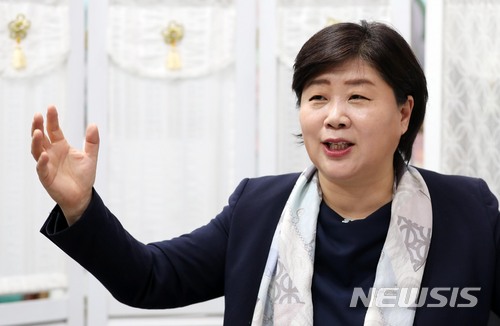 【서울=뉴시스】홍효식 기자 = 더불어민주당 서영교 의원이 지난 24일 오후 서울 여의도 국회 의원회관 사무실에서 뉴시스와 인터뷰를 하고 있다. 2018.04.26. yesphoto@newsis.com