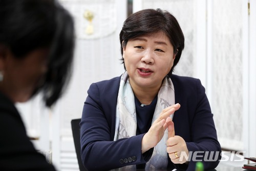 【서울=뉴시스】홍효식 기자 = 더불어민주당 서영교 의원이 지난 24일 오후 서울 여의도 국회 의원회관 사무실에서 뉴시스와 인터뷰를 하고 있다. 2018.04.26. yesphoto@newsis.com