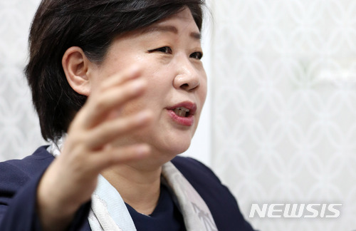 【서울=뉴시스】홍효식 기자 = 더불어민주당 서영교 의원이 지난 24일 오후 서울 여의도 국회 의원회관 사무실에서 뉴시스와 인터뷰를 하고 있다. 2018.04.26. yesphoto@newsis.com