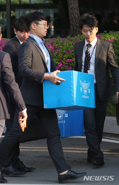 【서울=뉴시스】권현구 기자 = 강남권 재건축 수주비리를 수사중인 경찰이 25일 오후 서울 종로구 현대건설 본사에서 압수수색을 마치고 압수물품이 담긴 상자를 옮기고 있다. 2018.04.25. stoweon@newsis.com