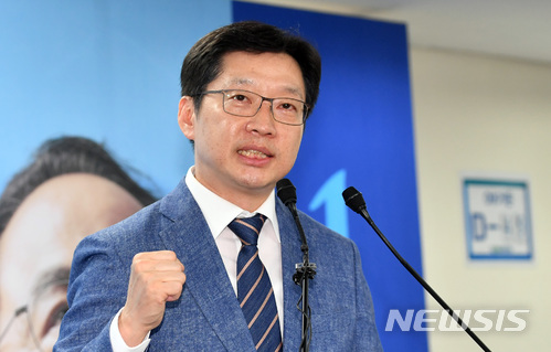 【부산=뉴시스】 하경민 기자 = 25일 부산 부산진구의 한 빌딩에서 부산시장 선거에 출마하는 더불어민주당 오거돈 예비후보의 선거사무소 개소식이 열린 가운데 행사에 참석한 김경수 경남도지사 예비후보가 축사를 하고 있다. 2018.04.25. yulnetphoto@newsis.com