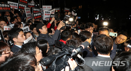 【서울=뉴시스】이영환 기자 = 25일 오후 서울 중구 TV조선 사옥 앞에서 TV조선 기자들이 경찰의 압수수색 시도에 반발하며 대치하고 있다.경기 파주경찰서는 TV조선 수습기자 A씨가 '드루킹'김동원(49)의 경기도 파주시 느릅나무 출판사에서 태블릿PC 등을 가지고 나왔다가 되돌려 놓은 것과 관련, 이날 TV조선 보도본부를 압수수색하겠다고 통보했다. 2018.04.25. 20hwan@newsis.com