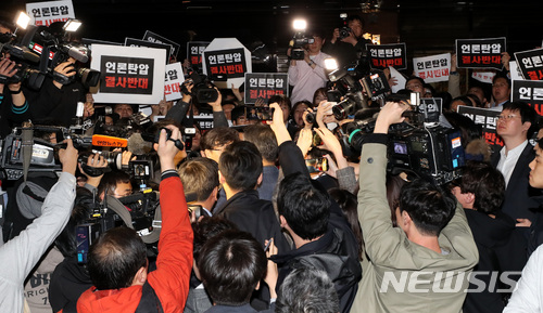 【서울=뉴시스】이영환 기자 = 25일 오후 서울 중구 TV조선 사옥 앞에서 TV조선 기자들이 경찰의 압수수색 시도에 반발하며 대치하고 있다.경기 파주경찰서는 TV조선 수습기자 A씨가 '드루킹'김동원(49)의 경기도 파주시 느릅나무 출판사에서 태블릿PC 등을 가지고 나왔다가 되돌려 놓은 것과 관련, 이날 TV조선 보도본부를 압수수색하겠다고 통보했다. 2018.04.25. 20hwan@newsis.com