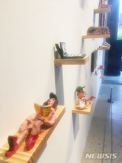 【서울=뉴시스】 박현주 기자 = 가나아트 한남 개관전은 젊고 자유로운 분위기가 넘친다. 장유희의 국내 첫개인전에 선보인 만화에서 튀어나온 것 같은 조각 작품들이 그림처럼 한쪽 벽을 장식했다. 