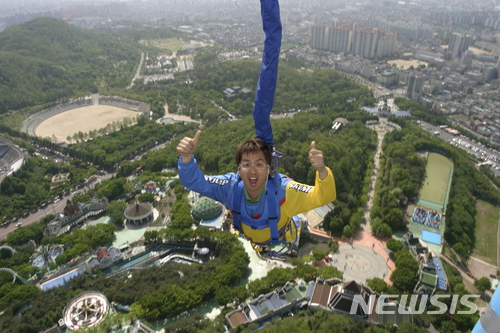 【대구=뉴시스】배소영 기자 = 대구 이월드가 오는 28일 익스트림 놀이기구인 ‘스카이점프’를 선보인다.2018.04.26. (사진=이월드 제공)photo@newsis.com