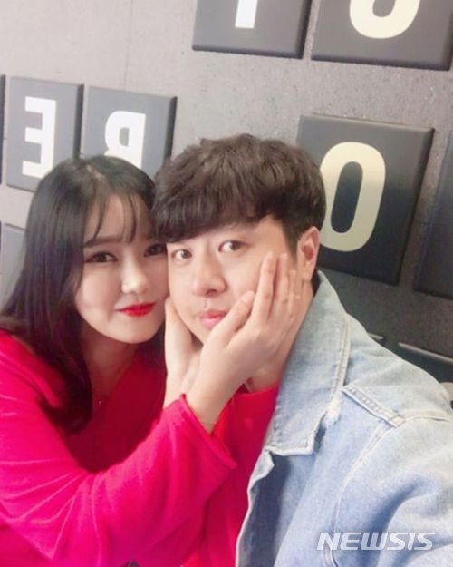 【서울=뉴시스】 작곡가 김연지(왼쪽), 개그맨 유상무(사진=유상무 인스타그램)