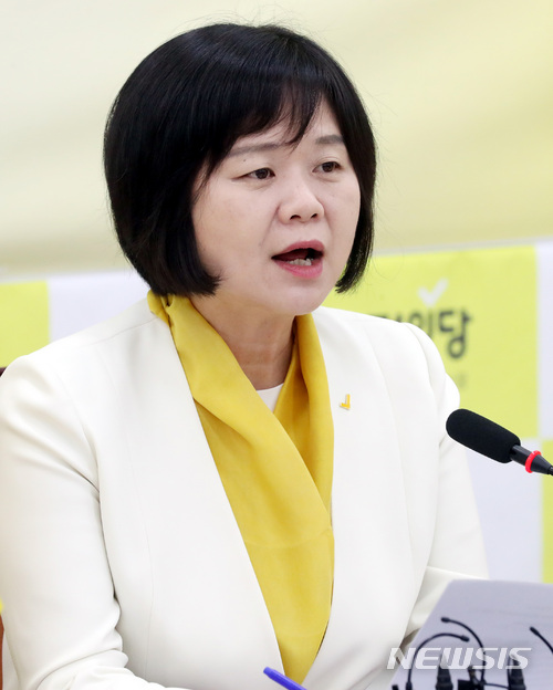 【서울=뉴시스】박영태 기자 = 26일 오전 서울 영등포구 여의도 국회에서 진행된 정의당 상무위원회에서 이정미 대표가 모두발언을 하고 있다. 2018.04.26.since1999@newsis.com