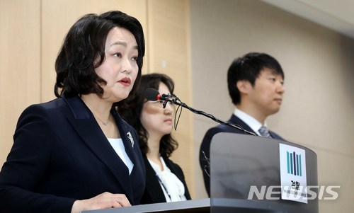 【서울=뉴시스】고범준 기자 = 성추행 사건의 진상규명과 피해회복을 위한 진상 조사단장을 맡은 조희진 검사장이 지난 4월26일 오전 서울 송파구 서울동부지방검찰청에서 검찰 내 성추행 및 인사불이익 의혹과 관련된 수사결과 발표를 하고 있다. 2018.04.26. bjko@newsis.com