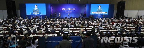 【고양=뉴시스】전신 기자 = 남북정상회담 준비위원장인 임종석 비서실장이 26일 경기도 고양 킨텍스에 마련된 메인프레스센터에서 남북정상회담 일정 브리핑을 하고 있다. 2018.04.26. photo1006@newsis.com