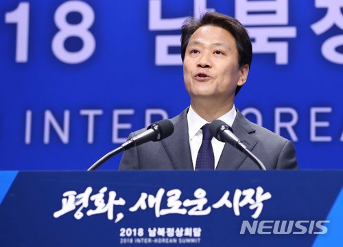 【고양=뉴시스】전신 기자 = 남북정상회담 준비위원장인 임종석 비서실장이 26일 경기도 고양 킨텍스에 마련된 메인프레스센터에서 남북정상회담 일정 브리핑을 하고 있다. 2018.04.26. photo1006@newsis.com