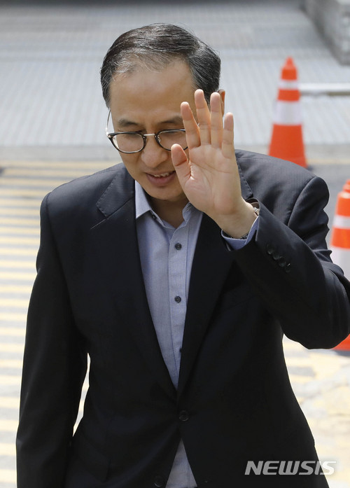 【서울=뉴시스】최동준 기자 = '불법 리베이트' 의혹 이동형 다스 부사장이 26일 서울 서초구 서울중앙지방법원에서 열린 공판준비기일에 출석한 뒤 법원을 나서고 있다. 2018.04.26. photocdj@newsis.com